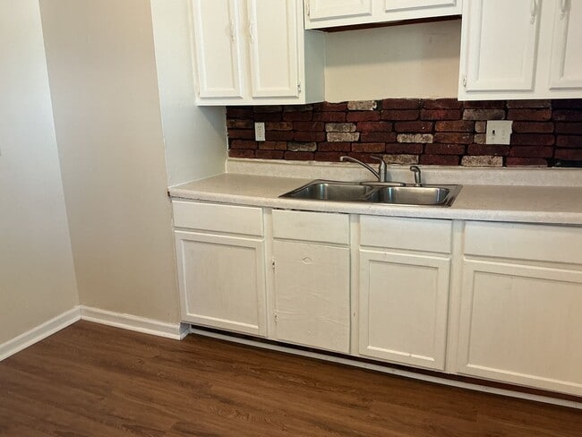 Building Photo - 3BR 1BA Single Family