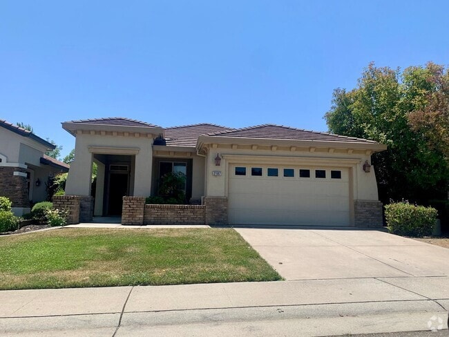 Building Photo - 4 bedroom 2 bath Empire Ranch home
