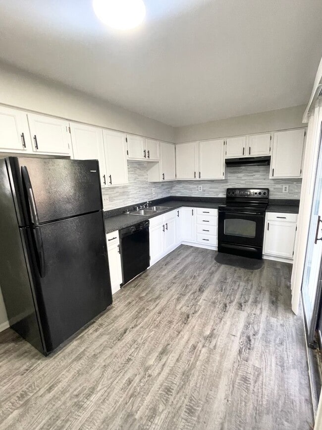 Building Photo - 435 W Van Buren St Unit D Rental