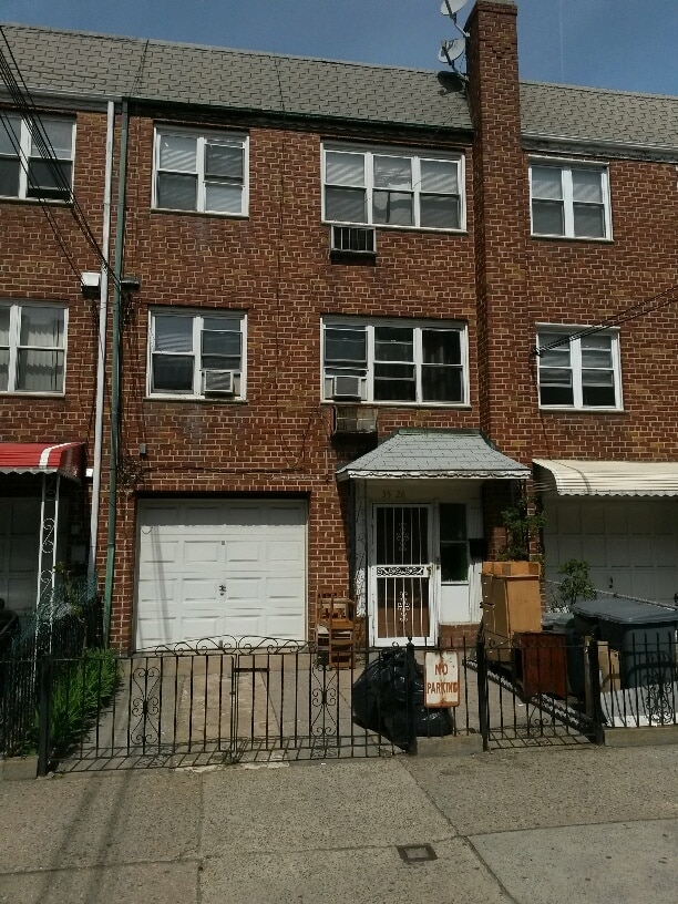 Building Photo - 35-26 32nd St Unit 2