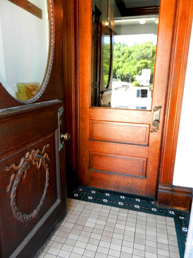 Front doors to 618 - 618 S Farwell St Unit East Tower Apartment