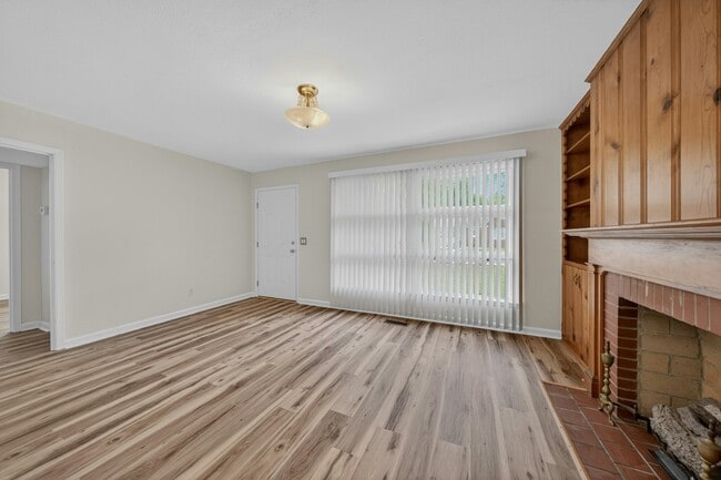 Photo - 506 Hickory St SE