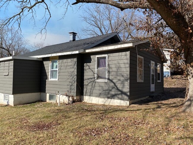 Two Bedroom House in Edwardsville! - Two Bedroom House in Edwardsville!