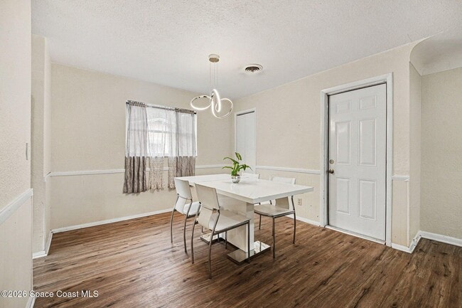 Photo - 2425 Heritage Dr