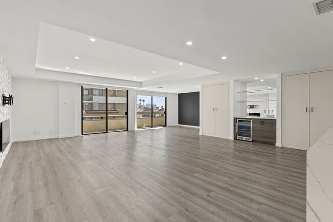 Photo - 1601 N Fuller Ave Unit 304