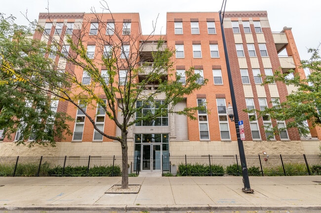 Building Photo - 3550 W Montrose Ave Unit 501 Rental