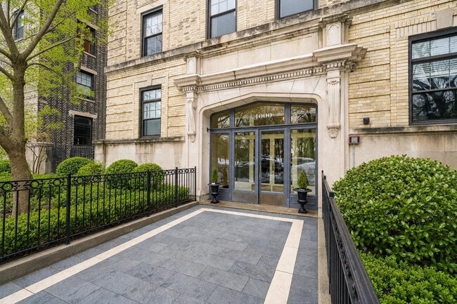 Building Photo - 1000 Hudson St Unit 406
