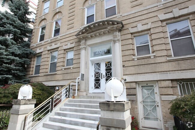 Building Photo - Charming 1 BR/1 BA Top Floor Condo Unit in...