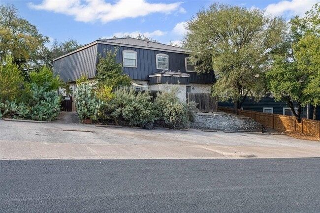 Building Photo - 2800 Westhill Dr Unit 103