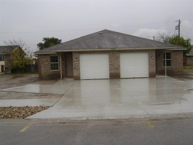 Building Photo - 2505 Oak Ln