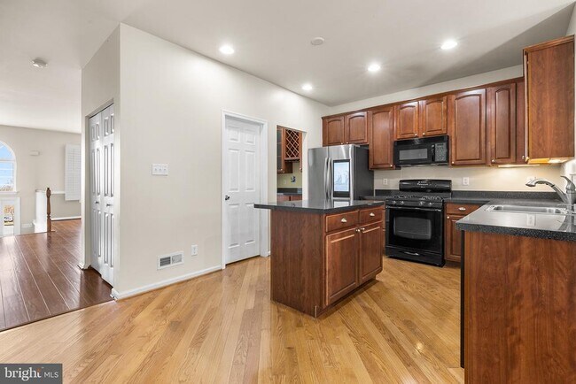 Photo - 271 Yorktown Ct