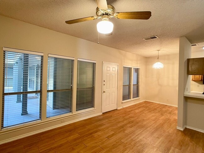 Building Photo - Central/UT 2/2 Apartments PRELEASE 8/15/2025