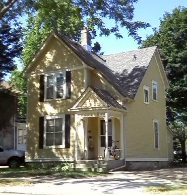 Building Photo - Great Four-Bedroom-Plus-Den House in Vilas...
