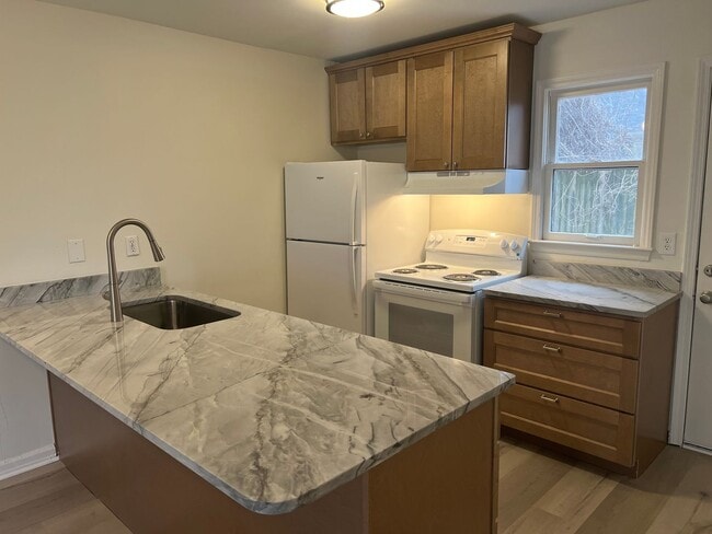 Building Photo - 103 Young Ave Unit B