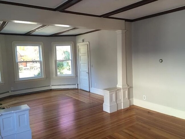 Building Photo - 178 Oak Hill Ave Unit First Floor Rental