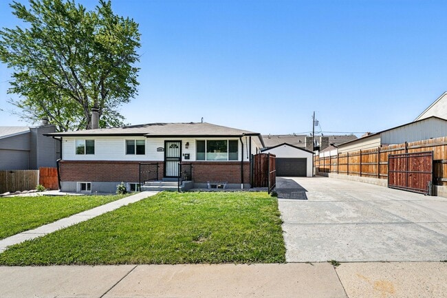 Updated 4-Bedroom Home with Large Backyard... - Updated 4-Bedroom Home with Large Backyard...