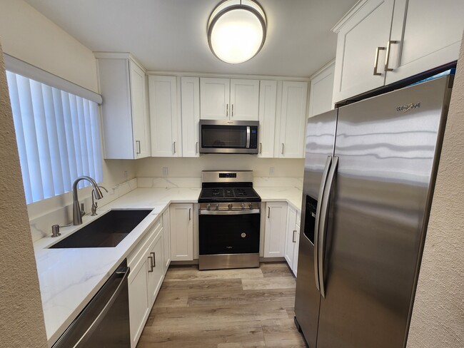Building Photo - 1118 N Kenmore Ave Unit 2