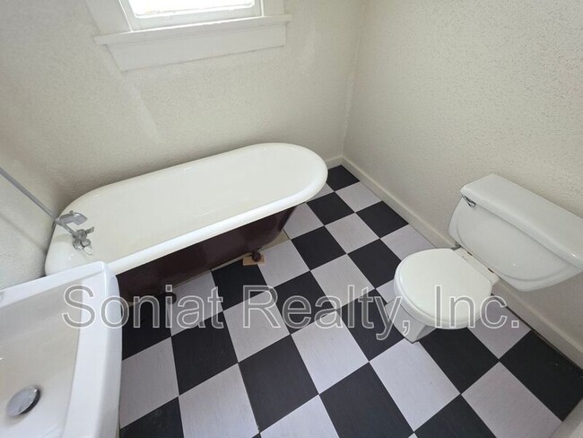 Photo - 8625 Nelson St