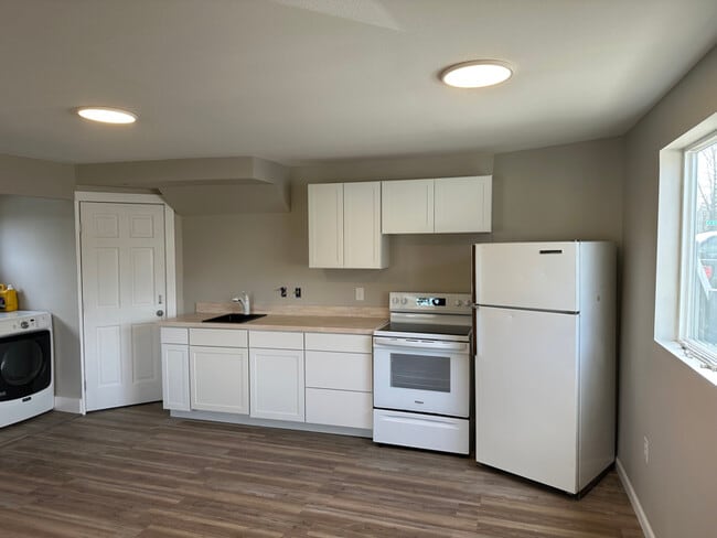 Building Photo - 2807 Turnagain St Rental