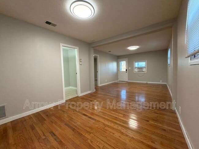 Photo - 2205 Holdrege St Unidad 2