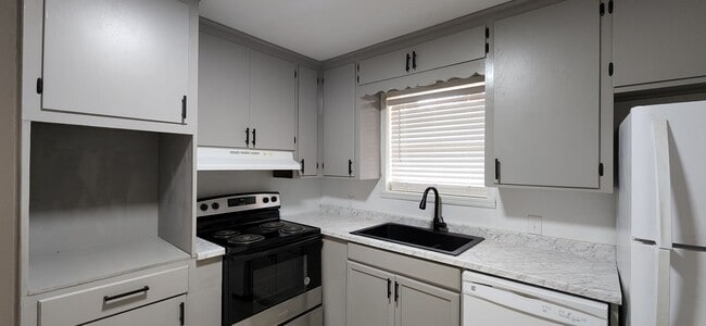Building Photo - Beverly Dr. Duplex Unit 2018