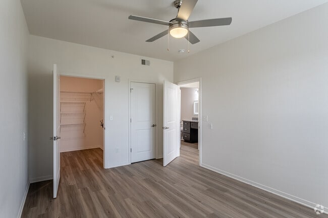 1BR, 1BA - 781-840SF