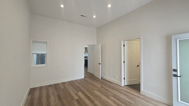 Photo - 1651-1651 La Salle Ave Unit 1649 New Model