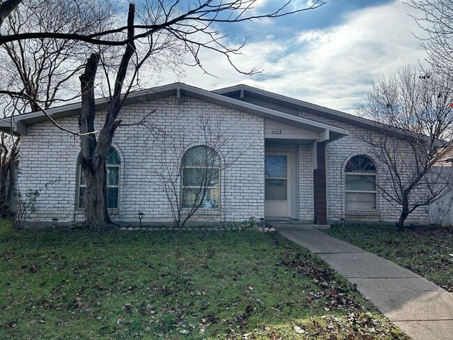 Building Photo - Step inside and be captivated by the warmth of this House!