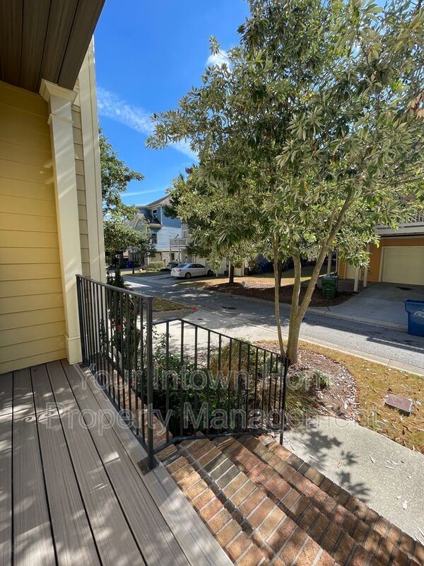 Photo - 652 Irwin St NE