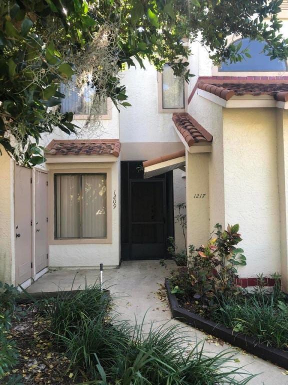 Building Photo - 1209 Country Club Dr