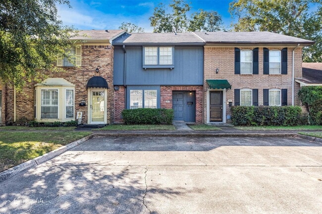 Building Photo - "Charming 2-Bed, 2-Bath Townhouse with Granite Elegance on East Stephenson!"