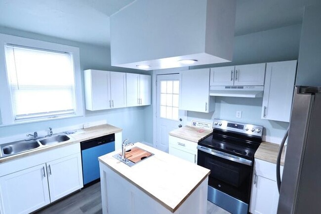 Building Photo - 555 Brittain Rd