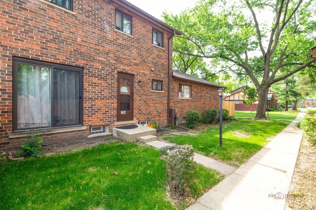 Photo - 1S134 Holyoke Ln