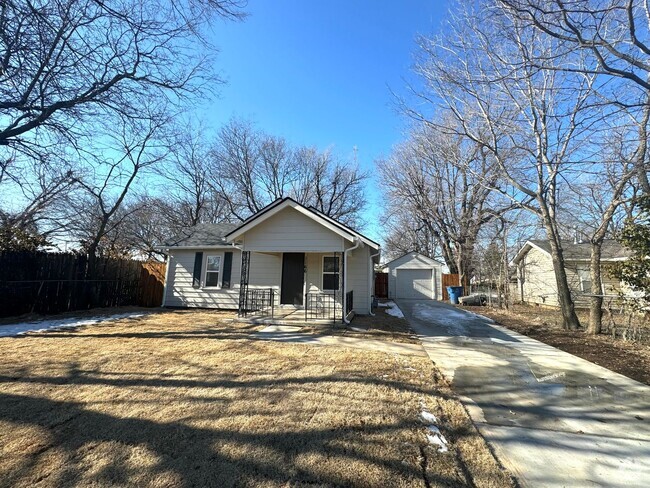 Building Photo - 2 Bedroom 1 bathroom home with a detached ...