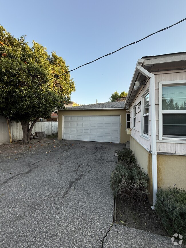 Building Photo - 4531 Mammoth Ave Rental