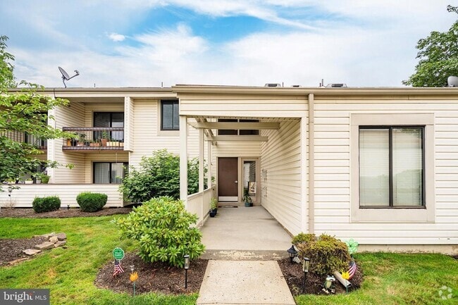 Building Photo - 10-U-10 Avon Dr Rental