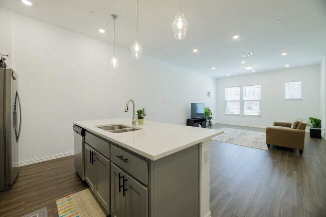 Photo - 9916 Hennings St