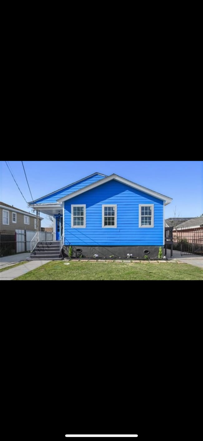 Building Photo - 2661 Madrid St Unit Studio apartment