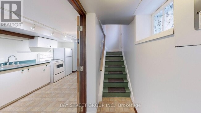 Photo - 390 Roehampton Ave