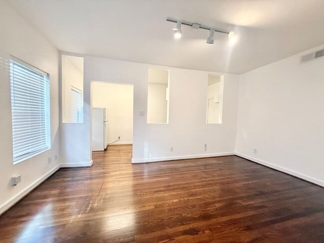 Photo - Adorable downstairs 1/1 Classic 8-plex near The Menil Collection! Unit MAN21D