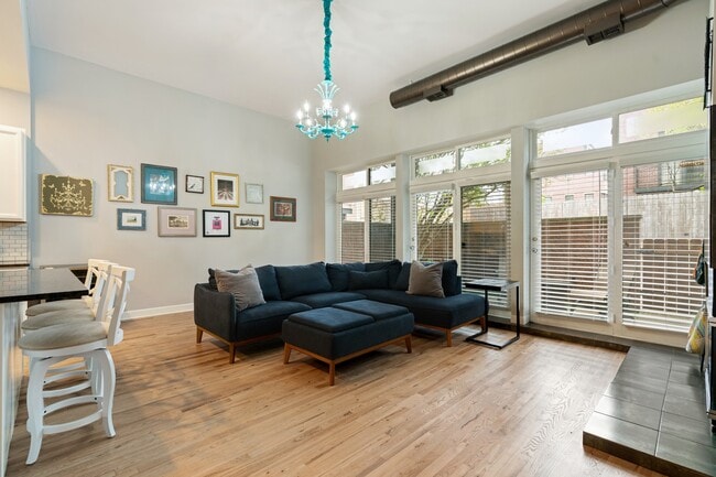 Building Photo - 1760 W Wrightwood Ave Unit 103