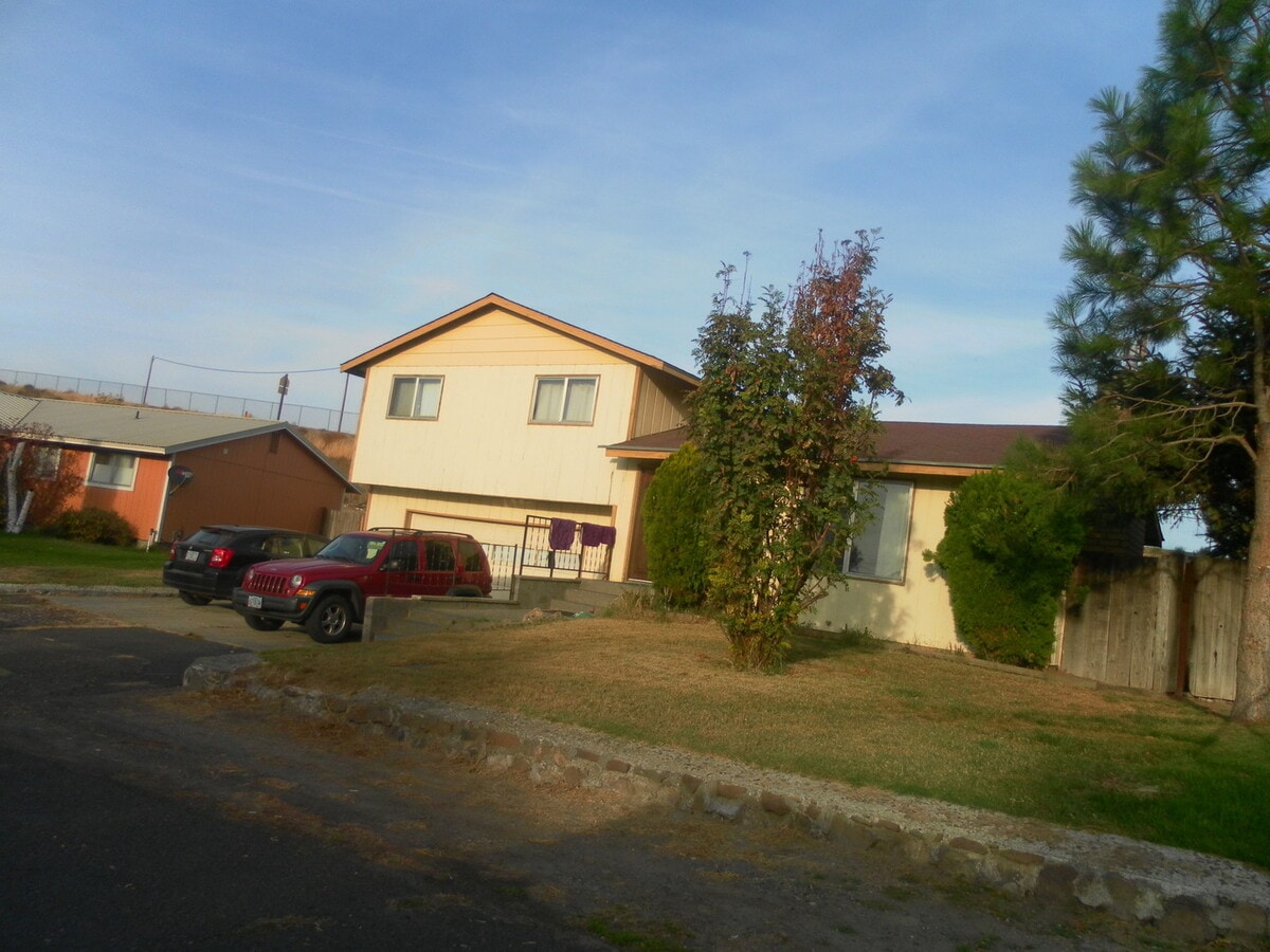 Split level Stanfield Home!! - Split level Stanfield Home!!