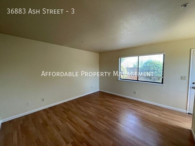 Photo - 36883 Ash St