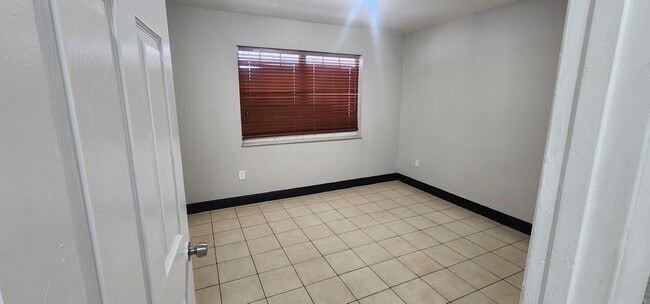Building Photo - 506 E 10th St Unit Apt 2/1