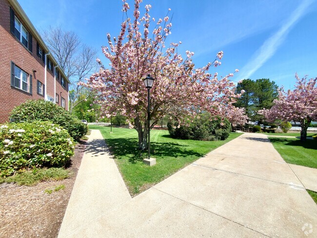 Building Photo - 1 Marlboro Rd Unit 2Br Rental