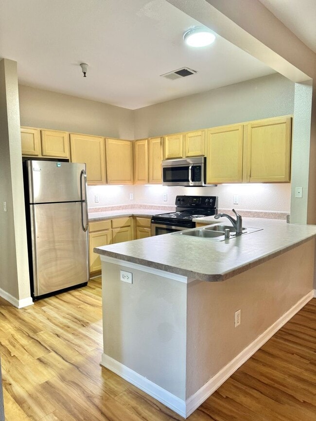 Building Photo - 4 Bedroom, 4 Bath Condo Unit 421