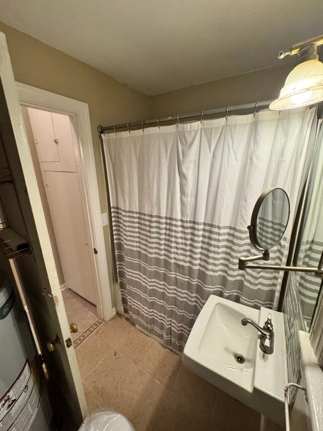 Full Bath - 305 4th Ave Unit 1