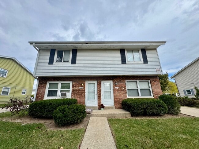 Building Photo - Beautiful 3 Bedroom, 1.5 Bath Townhome wit...
