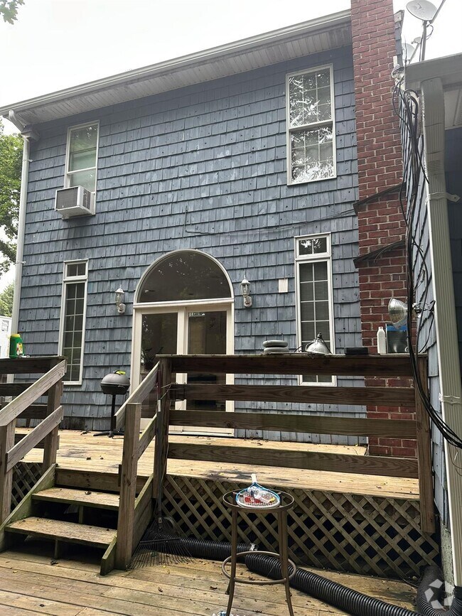 Building Photo - 73 Railroad St Rental