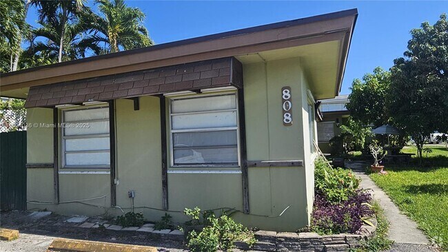 Building Photo - 808 NE 10th St Unit 2 Rental